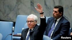 L'ambassadeur Vitaly Churkin usant du veto russe au Conseil de sécurité de l'ONU, le 8 octobre 2016. 