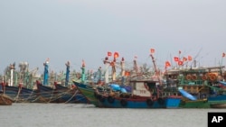 11月10日渔船在越南一港口避风