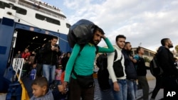 Para pengungsi tiba di pelabuhan Piraeus di Athena dengan menggunakan kapal feri dari Pulau Lesbos, Yunani, Rabu (30/9). 