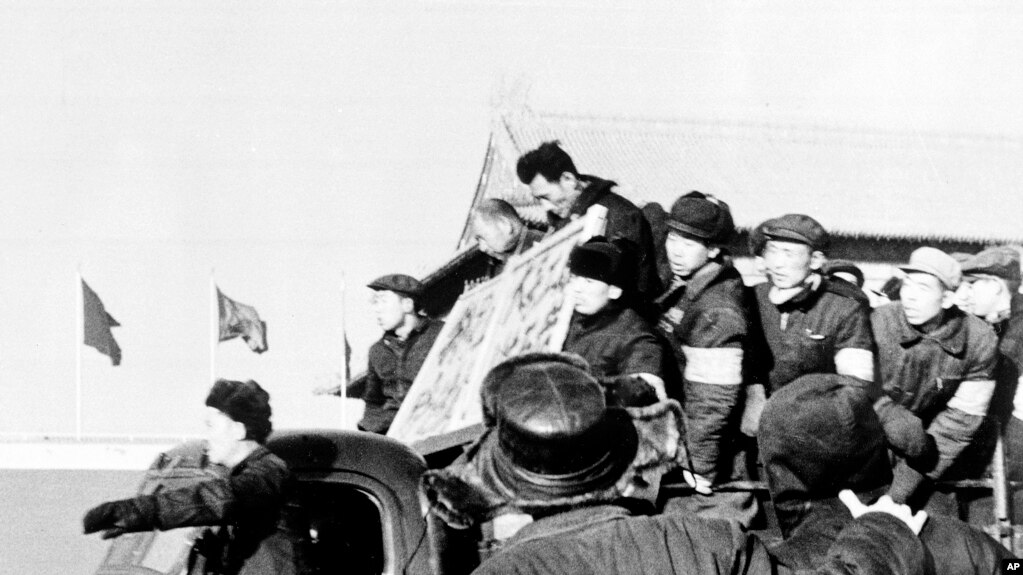 历史资料：两位被定为“历史反革命”的男子被游街批斗。(1967年6月8日)(photo:VOA)
