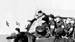 历史资料：两位被定为“历史反革命”的男子被游街批斗。(1967年6月8日)