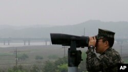 Un membre des forces navales sud-coréennes regarde vers le nord au pavillon Imjingak à Paju près du village frontalier de Panmunjom, en Corée du Sud, le 16 mai 2018.