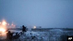 러시아 국방부가 25일 군사 훈련 장면을 공개했다.