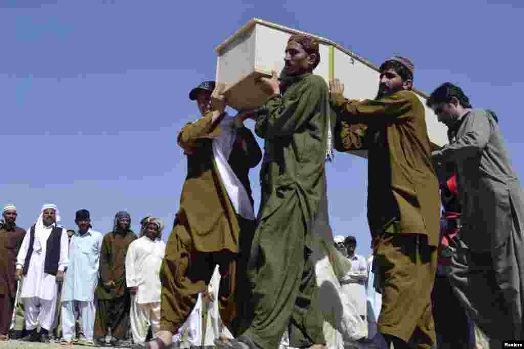 Relatives carry the casket of a victim who was killed in a bomb blast, Quetta, Pakistan, May 23, 2013.