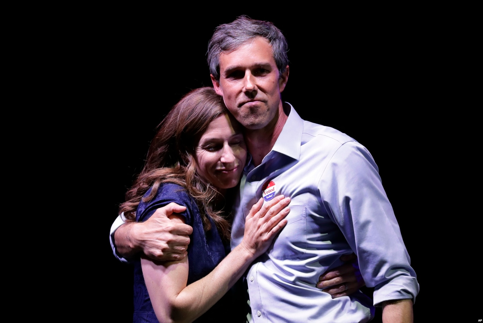 Beto O'Rourke, candidato demócrata al Senado de EE.UU. por Texas, que fue derrotado por el actual senador Ted Cruz, es visto junto a su esposa, Amy Sanders, durante la noche de la elección el martes, 6 de noviembre de 2018, en El Paso, Texas.