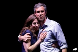 Beto O'Rourke, candidato demócrata al Senado de EE.UU. por Texas, que fue derrotado por el actual senador Ted Cruz, es visto junto a su esposa, Amy Sanders, durante la noche de la elección el martes, 6 de noviembre de 2018, en El Paso, Texas.