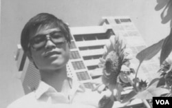 Hình kỷ niệm của tác giả tại chợ hoa Nguyễn Huệ, trước ngân hàng Việt Nam Thương Tín (Ảnh gia đình)