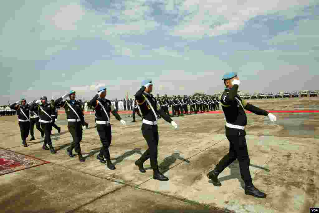 ទិដ្ឋភាពទូទៅនៃពិធីជូនដំណើរដល់កងកម្លាំងមួកខៀវកម្ពុជាចំនួន ៤២៨នាក់ ដែលនឹងចេញដំណើរទៅចូលរួមបេសកកម្មរក្សាសន្តិភាពក្នុងប្រទេសម៉ាលី និងប្រទេសស៊ូដង់ខាងត្បូង នាមូលដ្ឋានទ័ពអាកាសពោធិ៍ចិនតុង រាជធានីភ្នំពេញ ថ្ងៃទី៣ ខែឧសភា ឆ្នាំ២០១៨។ (អូន ឆេងប៉រ/VOA) 