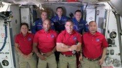 Bốn phi hành gia từ tàu SpaceX Dragon vừa đến trạm ISS.