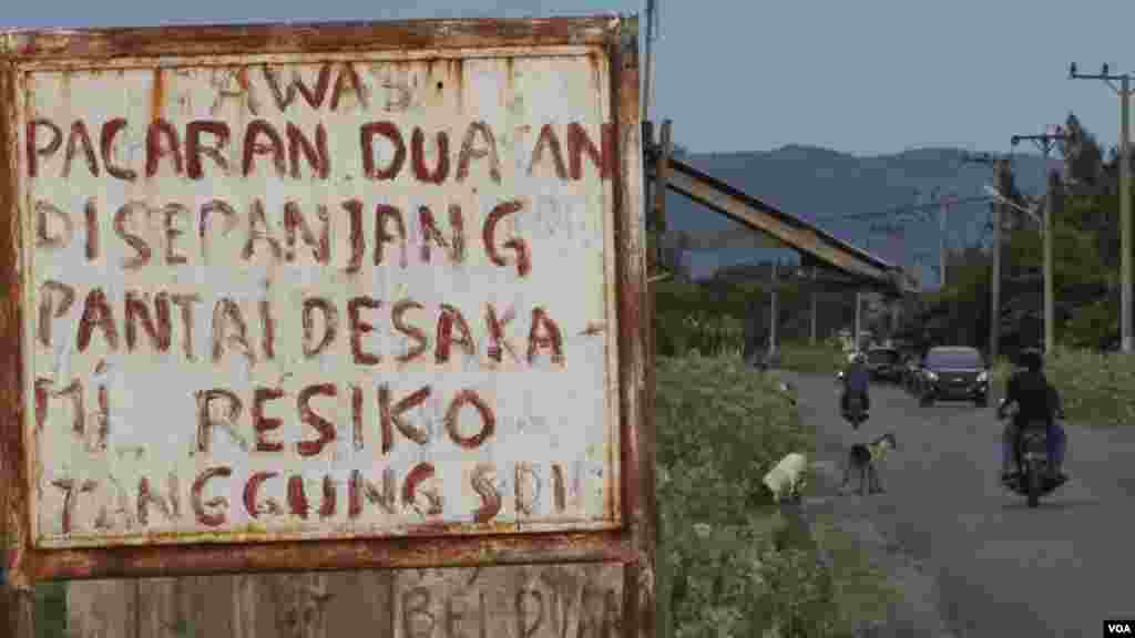 Papan peringatan dekat pantai di Aceh agar pasangan tidak berlaku tak senonoh (9/12). (VOA/Zinlat Aung)