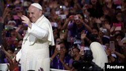 Paus Fransiskus melambaikan tangan ke arah jemaah di Keuskupan Lima, Peru, 18 Januari 2018.