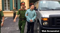 Ảnh chụp màn hình từ trang Tuổi Trẻ Online - Bị cáo Hà Văn Thắm được đưa đến phiên tòa (Ảnh: TÂM LỤA)