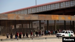 Di dân bất hợp pháp vào Mỹ xin tị nạn bị áp tải tại El Paso, Texas
