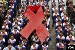 Anak-anak SD di Wuyuan, Provinsi Jiangxi, China memperingati hari AIDS Sedunia (30/11). Sebanyak 780.000 warga China terinfeksi virus HIV tahun ini.