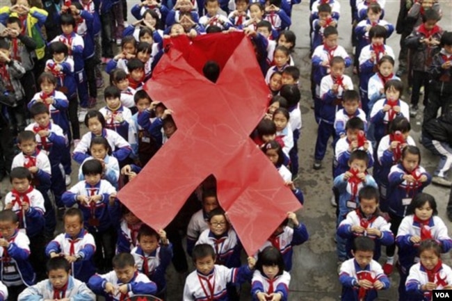Anak-anak SD di Wuyuan, Provinsi Jiangxi, China memperingati hari AIDS Sedunia (30/11). Sebanyak 780.000 warga China terinfeksi virus HIV tahun ini.