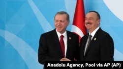 13. İslam Zirvesi sırasında İstanbul'da bir araya gelen Cumhurbaşkanı Recep Tayyip Erdoğan ve Azerbaycan Devlet Başkanı İlham Aliyev