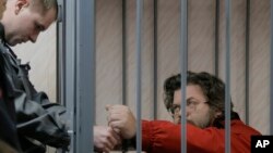 綠色和平一名活動人士多爾戈夫遭俄羅斯當局扣押後﹐9月26日被送上法庭。