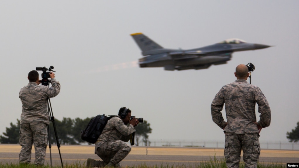美军发布的照片显示参加2017年美韩“超级雷霆”联合军演的美国空军人员和F-16战机。（2017年4月20日）(photo:VOA)