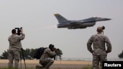美军发布的照片显示参加2017年美韩“超级雷霆”联合军演的美国空军人员和F-16战机。（2017年4月20日）