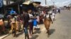 A Abidjan, l'obligation de porter un masque facial a du mal à passer
