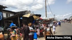 Au marché de la Sicogie un quartier de la commune de Yopougon, Abidjan, le 21 avril 2020. (VOA/Aicha Diarra)