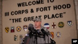El teniente General Mark Milley habla con los periodistas a la entrada a la base militar estadounidense de Fort Hood, en Texas.