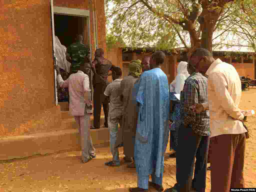 File d&#39;attente devant l&#39;école Yantala Haut CEG 6 de Niamey. Là aussi, une heure de retard environ a été constatée pour l&#39;ouverture, 21 février 2016 (VOA/Nicolas Pinault)