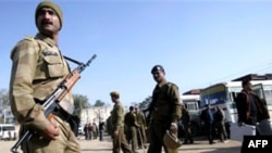 Cảnh sát tuần tra trong vùng Kashmir thuộc Ấn Độ