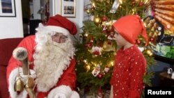 A man dressed as Santa Claus visits a family on Christmas Eve in Espoo, Finland December 24, 2018. Lehtikuva/Heikki Saukkomaa via REUTERS ATTENTION EDITORS - THIS IMAGE WAS PROVIDED BY A THIRD PARTY. NO THIRD PARTY SALES. NOT FOR USE BY REUTERS THIRD