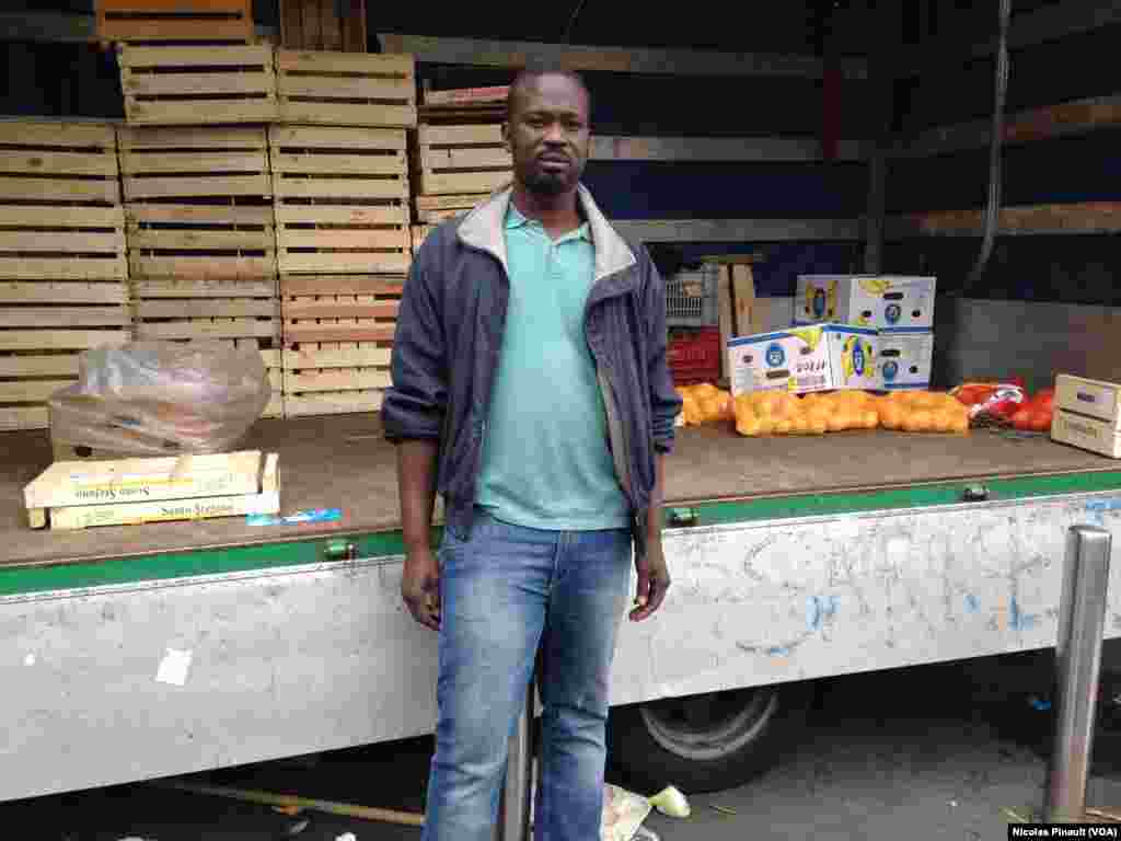 Saliou Gaye, vendeur de sacs a main dans les rues de Milan, 10 octobre 2015 (Nicolas Pinault/VOA)
