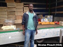 Saliou Gaye, vendeur de sacs a main dans les rues de Milan, 10 octobre 2015 (Nicolas Pinault/VOA)