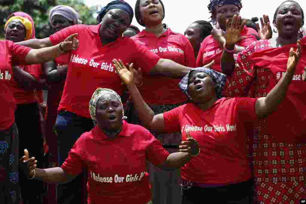 Para perempuan Nigeria menghadiri doa bersama dan menuntut pemerintah membebaskan 276 siswi sekolah Chibok yang diculik militan, dalam acara di ibukota Abuja, Nigeria.