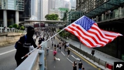 香港抗議者在2019年9月8日的遊行中揮動美國國旗