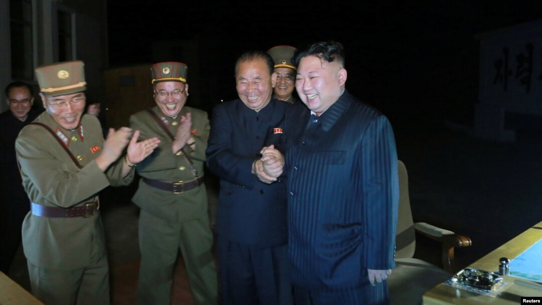 Đích thân lãnh tụ Kim Jong Un giám sát vụ thử tên lửa đạn đạo mới nhất.