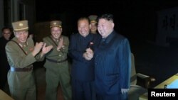 Đích thân lãnh tụ Kim Jong Un giám sát vụ thử tên lửa đạn đạo mới nhất.