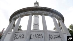 Le monument dédié à l'ancien président confédéré Jefferson Davis targué par le mouvement "Black Lives Matter" à Richmond, en Virginie, le 25 juin 2015.