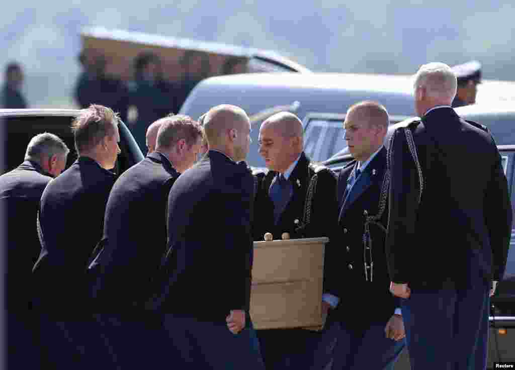 Аэропорт Эйндховен. Военные нидерландской армии загружают в катафалк гроб с телом одного из погибших