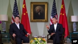 ປະທານາທິບໍດີ ບາຣັກ ໂອບາມາ (ຂວາ) ແລະປະທານປະເທດຈີນ ທ່ານ Xi Jinping ພົບປະກັນ ທີ່ລັດຄາລີຟໍເນຍ (7 ມິຖຸນາ 2013) 