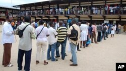 Des électeurs font la queue pour voter à Libreville, Gabon, le 30 août 2009.