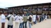 Des électeurs font la queue devant un bureau de vote à Libreville, Gabon, le 30 août 2009. 