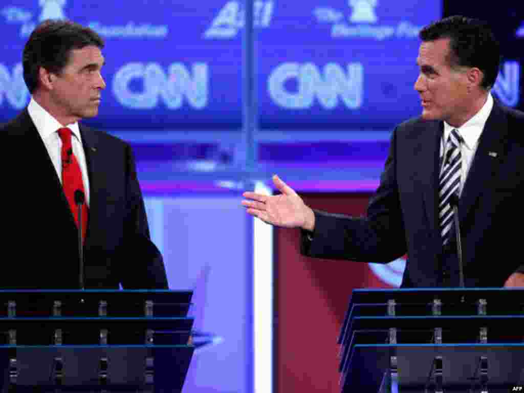 Ứng cử viên Romney (phải) phát biểu về quan hệ Mỹ-Pakistan: “Hiện nay mức tán thưởng của người Mỹ tại Pakistan là 12%. Như vậy là chúng ta chưa làm tốt sau khi đã đổ vào nước này 4,5 tỉ mỗi năm.” (AP Photo)