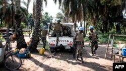 Soldats de la Monusco dans un village du district de Kamonia, l'une des zones les plus touchées par les conflits dans la région du Kasaï, RDC, 24 octobre 2017.