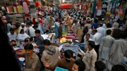 Warga Pakistan berbelanja pada akhir bulan Ramadan, mengabaikan jarak aman dan tanpa masker (foto: dok).
