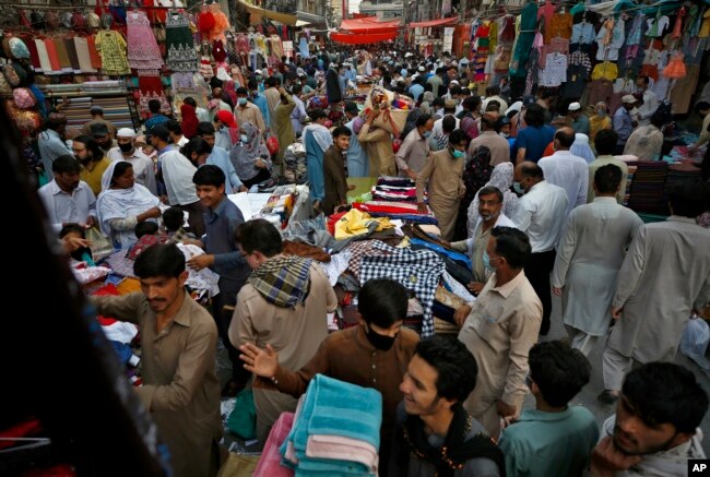 Orang mengabaikan social distancing dan banyak yang tidak memakai masker saat berbelanja untuk liburan Idul Fitri mendatang yang menandai berakhirnya bulan suci puasa Ramadhan, di India, 5 Mei 2021. (AP)