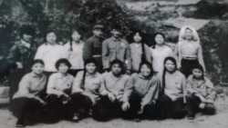 约50年前，部分北京女知青在云南兵团住地 - 居中两军人分别为指导员和副指导员（莉莉提供图片）