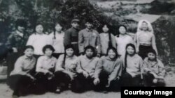 约50年前，部分北京女知青在云南兵团住地 - 居中两军人分别为指导员和副指导员（莉莉提供图片）