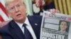 Le président américain Donald Trump brandit une première page du New York Post alors qu'il s'adresse aux journalistes tout en discutant d'un décret sur les sociétés de médias sociaux à la Maison Blanche à Washington, États-Unis, le 28 mai 2020. REUTERS / Jonathan Ernst