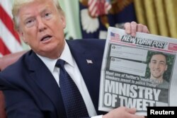 Tổng thống Mỹ Donald Trump cầm một tờ New York Post hồi tháng 5/2020
