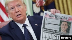 Tổng thống Donald Trump cầm trang nhất báo New York Post khi ông nói chuyện với các phóng viên về sắc lệnh áp dụng cho các công ty truyền thông xã hội tại Tòa Bạch Ốc ngày 28/5/2020.