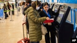 La crisis sanitaria desatada por el coronavirus ha afectado los hábitos de vuelo de los viajeros, obligándolos a extremar las medidas de higiene.